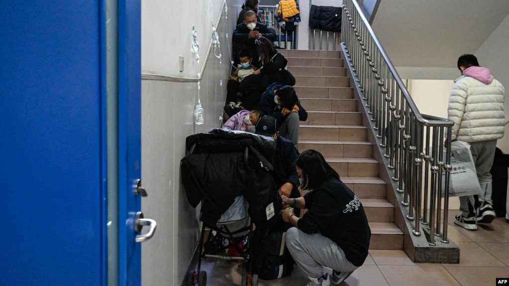 资料照片: 2023年11月23日小孩在北京一家儿童医院接受输液(photo:VOA)