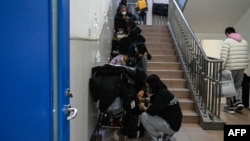 资料照片: 2023年11月23日小孩在北京一家儿童医院接受输液