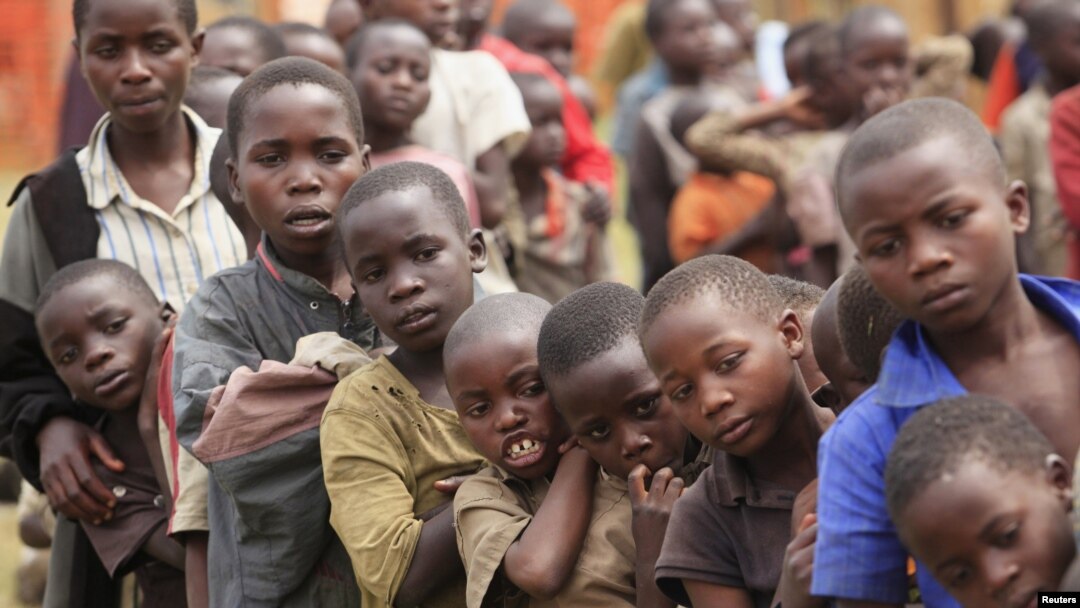 Refugee children, displaced by continued fighting in north Kivu province in the Democratic Republic of Congo (DRC), wait for food in the Nyakabande refugee transit camp in Kisoro town, 521 km (324 miles) southwest of Uganda's capital Kampala, July 13, 201