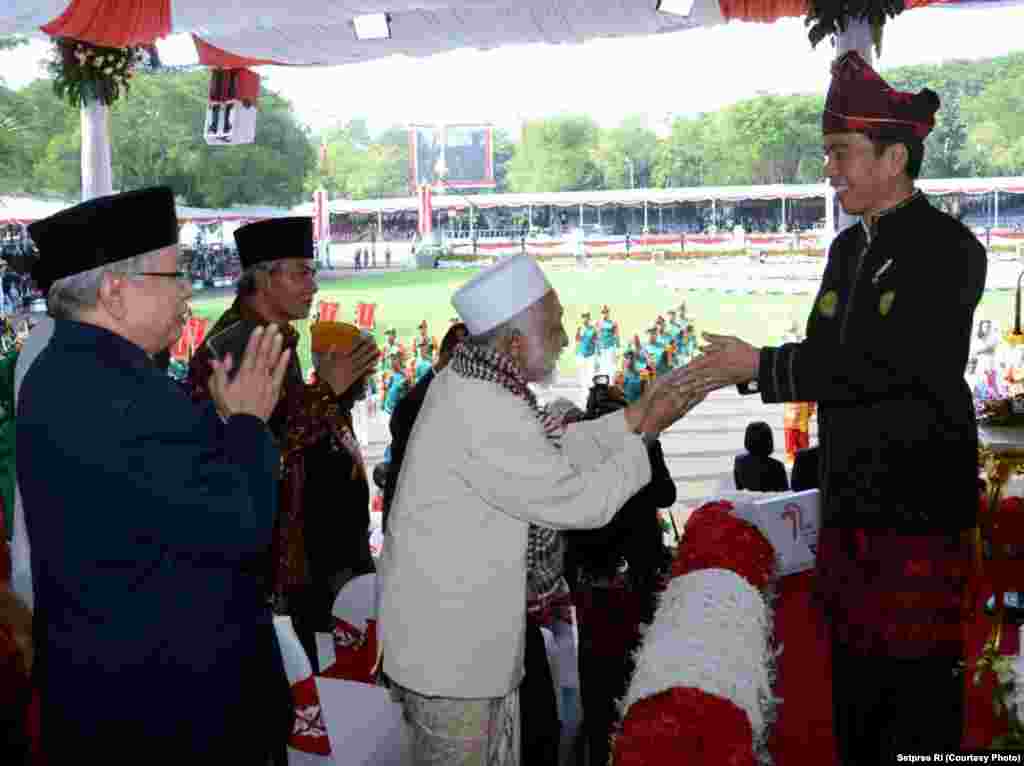 Presiden Joko Widodo menyalami hadirin yang ikut secara langsung menyaksikan pengibaran bendera di Istana Merdeka Jakarta, 17 Agustus 2017. (Courtesy: Setpres RI)