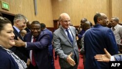 Jean-Pierre Lacroix, deuxième à gauche, de l’ONU, et Smaïl Chergui, de l'Union africaine, accueillent les délégués pour les pourparlers inter-centrafricains, Khartoum, le 24 janvier 2019.