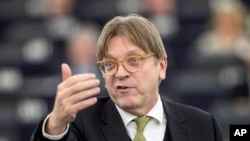 El jefe del Brexit del Parlamento Europeo, Guy Verhofstadt, responde al debate sobre el futuro de Europa en el Parlamento Europeo en Estrasburgo, al este de Francia, el martes.