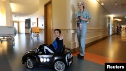 Dokter Daniela Carvalho sedang mengendalikan mobil mewah mini yang dikendarai Jonathan Jauregui, 7, di Rumah Sakit Anak Rady di San Diego, California, 19 September 2017.