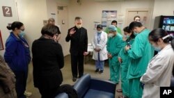 در حال حاضر دو واکسن شرکتهای «فایزر/بایوان‌تک» و شرکت «مدرنا» مجوز استفاده اضطراری دریافت کرده‌اند