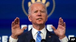 El presidente electo de EE. UU., Joe Biden, pronuncia comentarios sobre la salud pública y las crisis económicas en el teatro The Queen en Wilmington, Delaware, el 14 de enero de 2021.