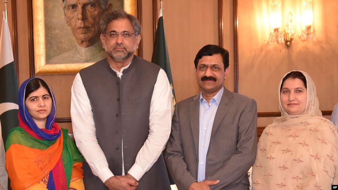 Khôi nguyên Giải Nobel Hòa bình Malala Yousafzai, bên trái, và cha mẹ cô chụp ảnh với Thủ Tướng Pakistan Shahid Khaqan Abbasi, thứ nhì từ trái, ở Islamabad, Pakistan, ngày thứ Năm 29/3/2018. (Press Information Department via AP)