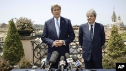 El secretario de Estado de EE.UU., John Kerry (izquierda) junto al canciller italiano, Paolo Gentiloni, se reunieron en Roma, el domingo, 26 de junio de 2016.