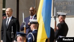 Міністр оборони США Ллойд Остін та прем’єр-міністр України Денис Шмигаль біля Пентагону, в середу, 12 квітня 2023 року, у Вашингтоні. REUTERS/Jonathan Ernst