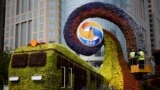 Công nhân Trung Quốc trang hoàng bằng hoa tươi để quảng bá Diễn đàn Vòng đai và Con đường tổ chức vào ngày 23/4/2019 tại Bắc Kinh.