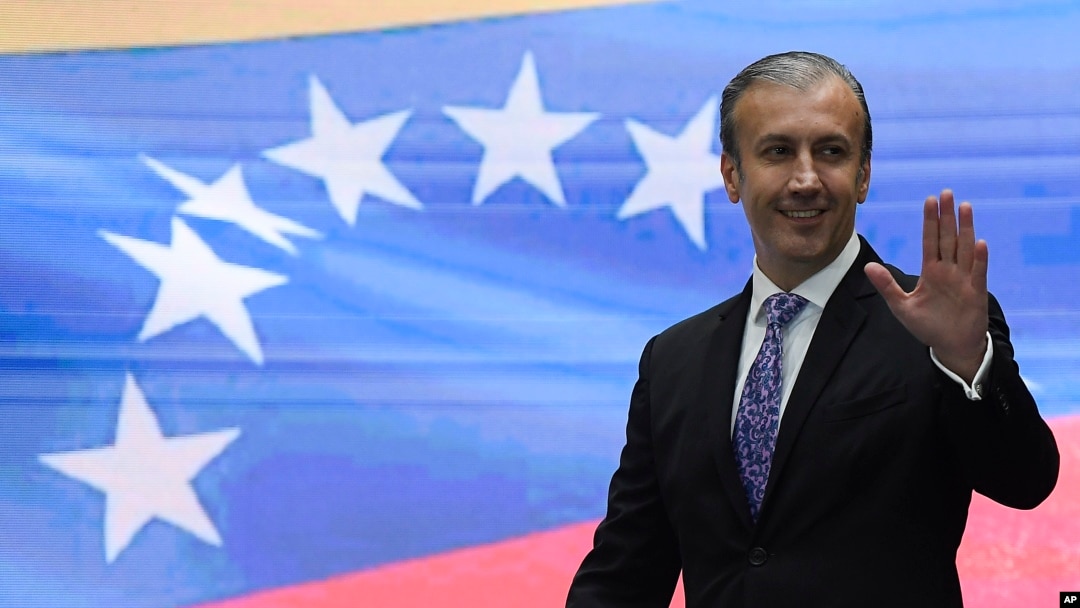 Tareck El Aissami, entonces ministro de petróleo de Venezuela, saluda durante la firma de un convenio energético en Caracas, el 2 de diciembre de 2022.