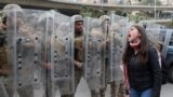 لبنان شاهد اعتراضات گسترده مردم به دولت است. پلیس در مکان هایی با معترضان درگیر شده است. این معترض مقابل پلیس ضد شورش شعار می&zwnj;دهد.&nbsp;