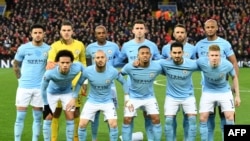 Para pemain Manchester City berpose untuk foto keluarga sebelum pertandingan sepak bola perempat final leg pertama Liga Champions antara Liverpool dan Manchester City, di stadion Anfield di Liverpool, 4 April 2018. (Foto: AFP/Paul Ellis)