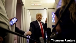 El presidente Donald Trump conversa con los periodista a bordo del avión presidencial, el Air Force One, durante su viaje de vuelta a Washington, el 19 de octubre de 2020.