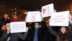 تونسی های مقیم فرانسه روز گذشته در مقابل سفارت تونس در پاریس گرد هم آمدند و خروج زین العابدین بن علی را جشن گرفتند