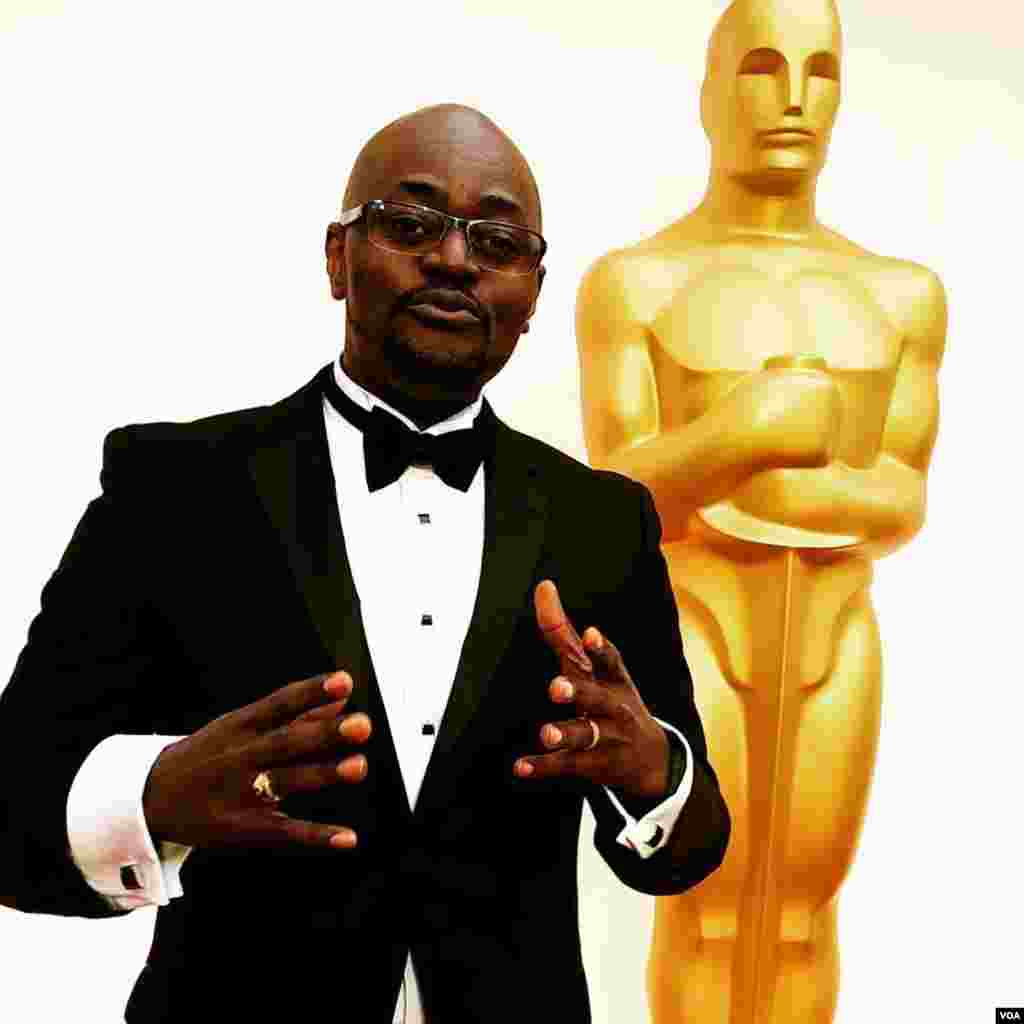 L'envoyé spécial de la VOA, Roger Muntu à la cérémonie de remise des Oscars, à Hollywood, Los Angeles, Californie, le 22 février 2015