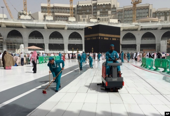 Thánh địa Mecca được tẩy trùng. Ả Rập Xê Út quy định phạt nặng du khách không tiết lộ thông tin về sức khoẻ và chi tiết hành trình của mình.