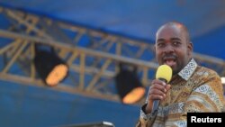 Nelson Chamisa líder do CCC num comício em Harare, 21 agosto 2023