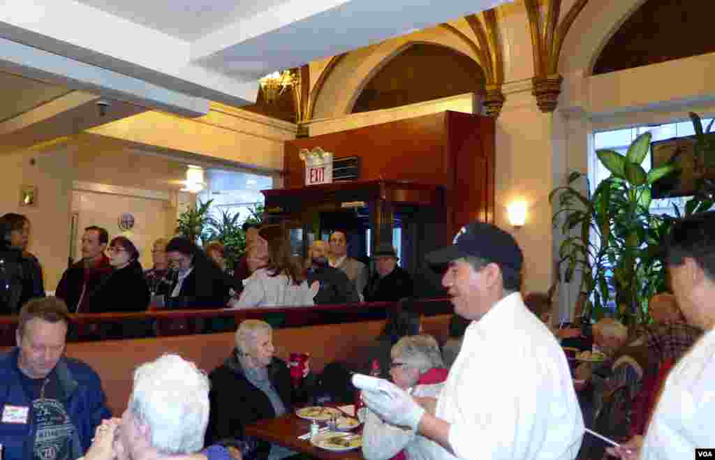 A social media campaign brought out hundreds of diners for weekend lunch, and the line of customers waiting for a table stretched out the door onto the sidewalk, VOA / Jeff Lunden.