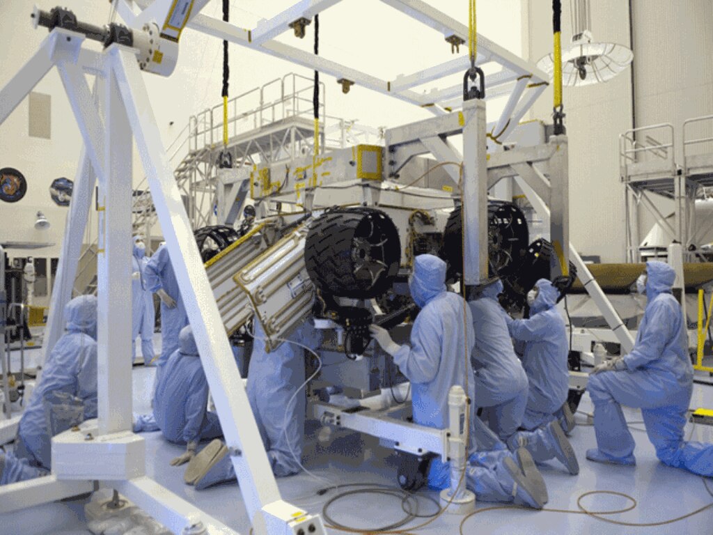 Para teknisi di Pusat Antariksa Kennedy NASA menyiapkan pesawat penjelajah NASA untuk sebuah tes sebelum peluncuran (NASA/Dimitri Gerondidakis).