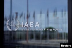 Logo Badan Energi Atom (IAEA) terlihat di kantor pusatnya di Wina. (Foto: Reuters)