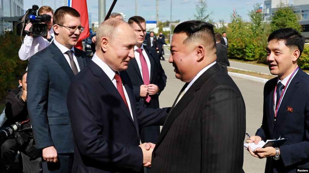 俄罗斯总统普京2023年9月13日与到访的朝鲜领导人握手。（路透社）(photo:VOA)