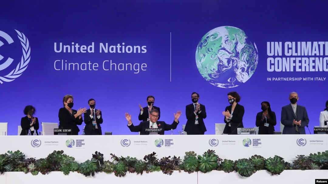 Učesnici COP26 aplaudiraju tokom zatvaranja UN-ovog samita o klimi, u Glazgovu, Škotska, 13. novembra 2021. (Foto: Rojters/Yves Herman)