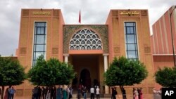 ARCHIVES - Des personnes se tiennent devant le palais de justice de Beni Mellal, au Maroc, le 6 septembre 2018.