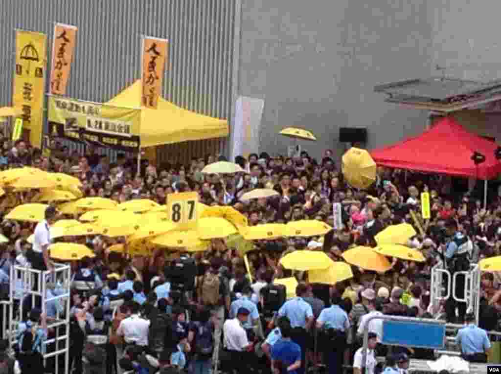 港人重返政總紀念雨傘運動一周年（美國之音海彥拍攝） 