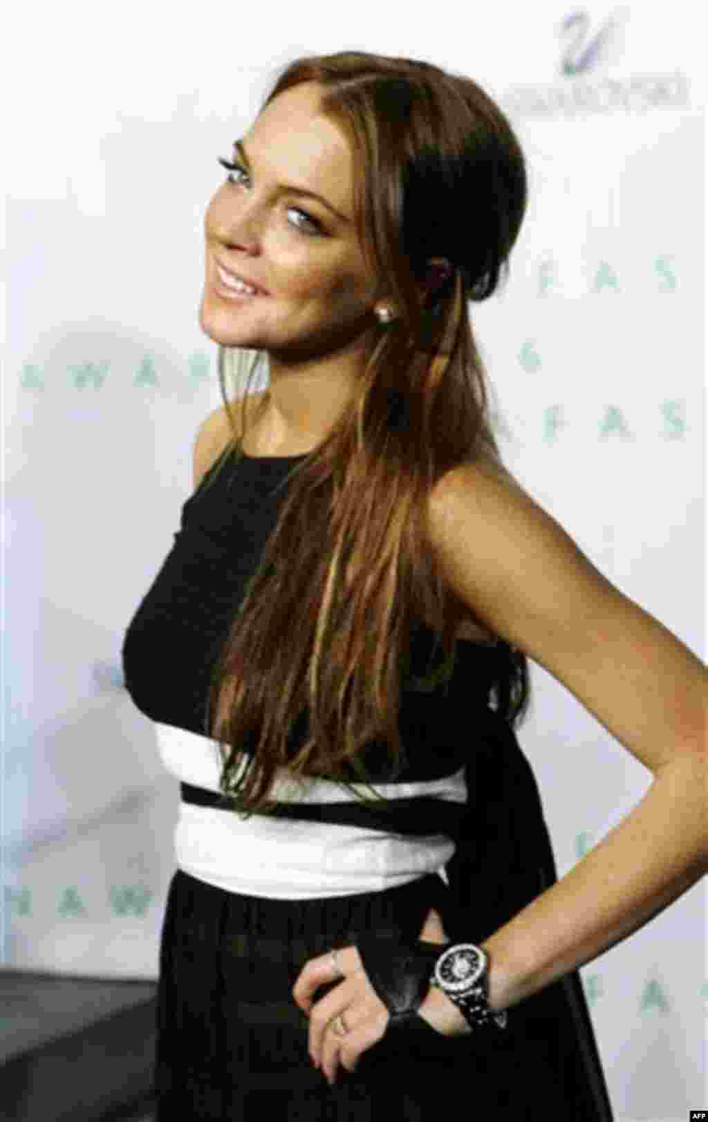 Lindsay Lohan poses for photographers during the red carpet arrivals for the 2006 CFDA Fashion Awards in New York, Monday, June 5, 2006. (AP Photo/Stuart Ramson)