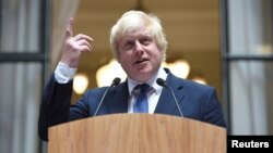 Menlu Inggris yang baru, Boris Johnson berbicara kepada para staf Kementerian Luar Negeri Inggris di London, Kamis (14/7). 