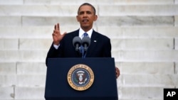 마틴 루터 킹 연설 50주년 기념 행사가 열린 28일 링컨기념관 앞에서 바락 오바마 미국 대통령이 연설하고 있다.