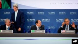 Barack Obama, izq. junto al primer ministro de Algeria Abdelmalek Sellal, el secretario de Estado, John Kerry y el presidente de Mauritania, Mohamed Ould Abdel Aziz al inicio del foro en el marco de la cumbre EE.UU.- Africa.