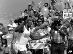 او جے سمپسن 21 جولائی 1984 کو سانتا مونیکا ، کیلی فورنیا کی سڑکوں پر اولمپک ٹارچ کے ساتھ گزرتےہوئے، فائل فوٹو