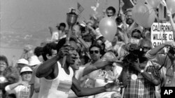 21 Temmuz 1984 - O.J. Simpson, Los Angeles'ta düzenlenen 1984 Yaz Olimpiyatları öncesinde Olimpiyat meşalesini Santa Monica'da taşırken.