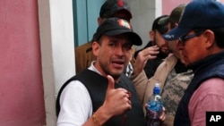 El líder de la oposición Luis Fernando Camacho levanta el pulgar fuera del palacio presidencial en La Paz, Bolivia, después de que el presidente Evo Morales anunciara su dimisión a la presidencia el domingo 10 de noviembre de 2019. 