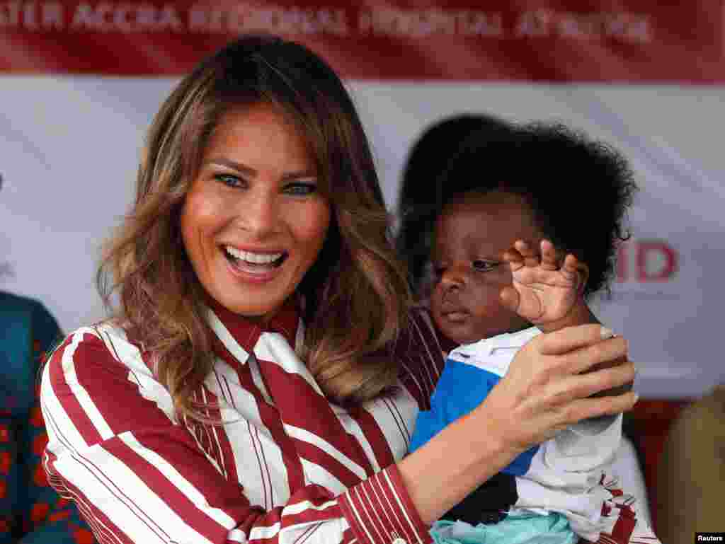 Melania Trump com um bebé ao colo na visita ao Hospital Regional de Acra, no Gana. 2 Outubro,&nbsp; 2018.