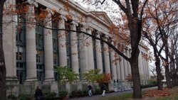 Estudiantes extranjeros deberán irse de EE.UU. si sus clases son en línea
