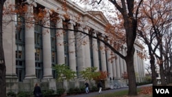 Harvard ha prohibido el programa en sus instalaciones desde hace 41 años, durante protestas por la Guerra de Vietnam.
