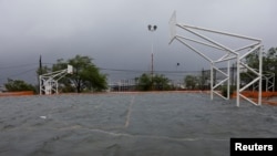 Una vista muestra una cancha inundada cuando la tormenta tropical Alberto golpea, en Santa Catarina, Nuevo León, México, el 20 de junio de 2024.