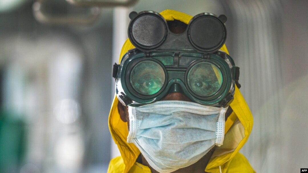 Seorang staf kebersihan memakai alat pelindung untuk mendisinfeksi kereta metro sebagai tindakan pencegahan terhadap penyebaran virus corona di Addis Ababa, Ethiopia, 20 Maret 2020. (Foto: AFP)