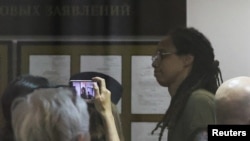 La basquetbolista estadounidense Brittney Griner es vista en su juicio en Khimki, en las afueras de Moscú, Rusia, el 14 de julio de 2022.