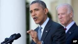 Junto al vicepresidente Joe Biden, el presidente Obama habló de la ley de salud en el Jardín de las Rosas de la Casa Blanca.