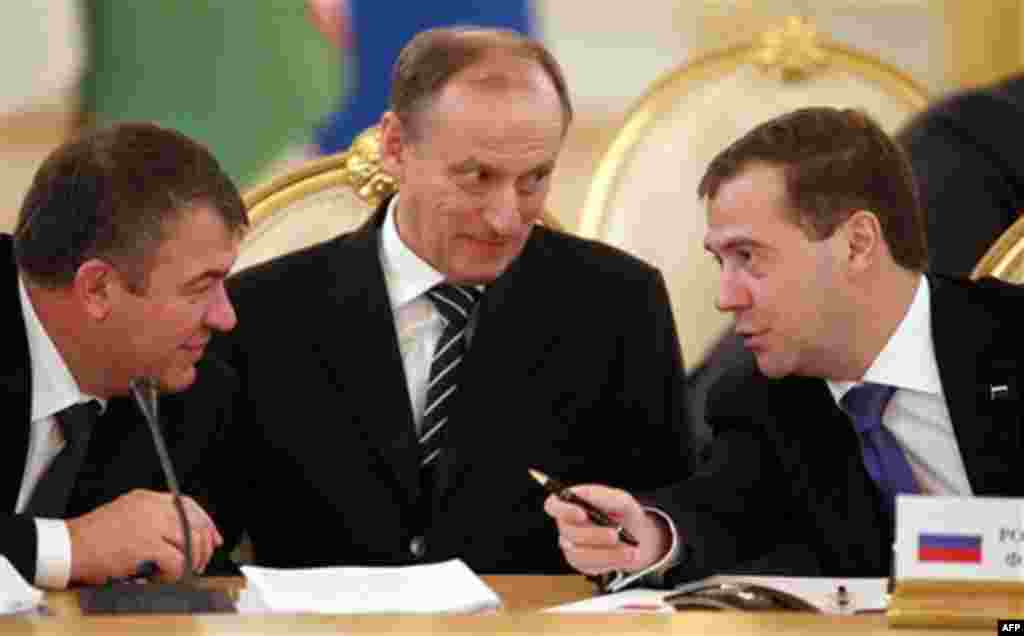 Russian President Dmitry Medvedev, right, speaks to Defense Minister Anatoly Serdyukov, left, and Security Council Secretary Nikolai Patrushev at a summit of the Collective Security Treaty Organization in the Kremlin in Moscow, Tuesday, Dec. 20, 2011. (A