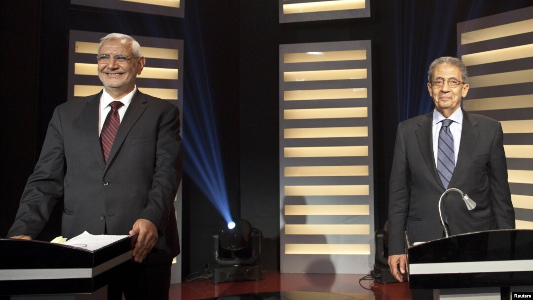 Calon Presiden Mesir Amr Moussa (kanan) dan Abdel Moneim Abol Fotouh dalam debat calon Presiden Mesir di Kairo (10/5).
