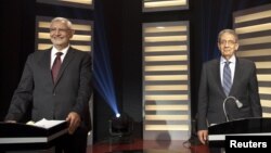 Calon Presiden Mesir Amr Moussa (kanan) dan Abdel Moneim Abol Fotouh dalam debat calon Presiden Mesir di Kairo (10/5).