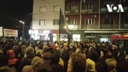 VIDEO Još jedan protest u Beogradu: Građani po zidovima lepili "laži Aleksandra Vučića"