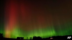 Una aurora boreal es vista en el cielo nocturno el jueves 10 de octubre de 2024, en Moscow, Idaho, EEUU.