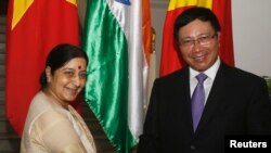 India's Foreign External Affairs Minister Sushma Swaraj (L) poses for a photo with Vietnam's Deputy Prime Minister and Foreign Minister Pham Binh Minh before their meeting in Hanoi, August 25, 2014.