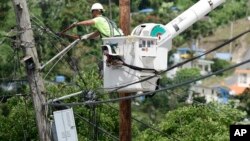 Radnik kompanije "Kobra enerdži", koju je angažovao Vojni inženerijski korpus, popravlja elektromrežu u Bario Matorelu, gradu u kome su mnogi stanovnici i dalje bez struje, u Portoriku, 16. maja 2018.