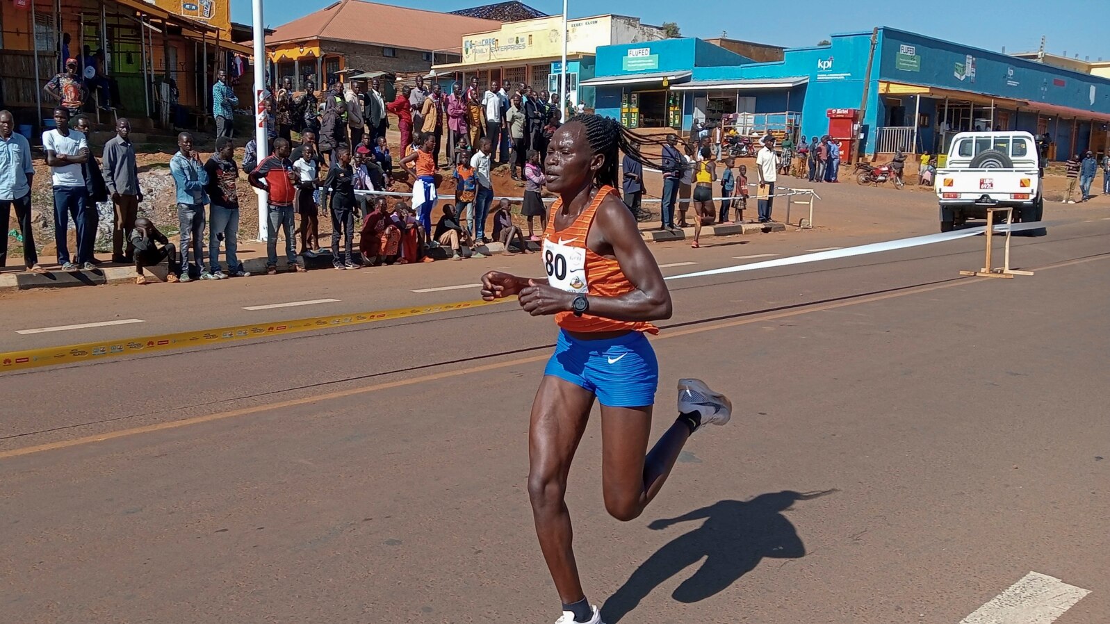 Atlet Rebecca Cheptegei saat bertanding di nomor lari 10 kilometer di Kapchorwa, Uganda, pada 20 Januari 2023. (Foto: AP)